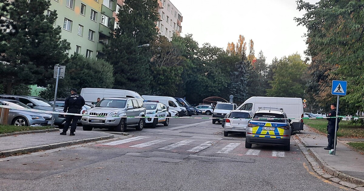 Muž v Bratislavě střílel na lidi z okna bytu. Z místa je hlášeno několik zraněných, policie ho zastřelila