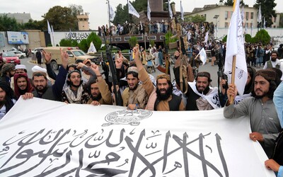 VIDEO: Taliban oslavoval rok od obsadenia krajiny. „Smrť Amerike,” kričali pred bývalým veľvyslanectvom USA.