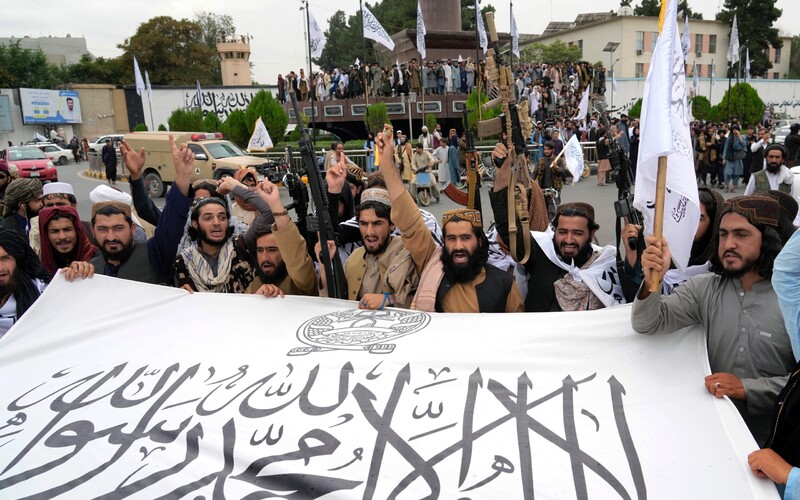 VIDEO: Taliban oslavoval rok od obsadenia krajiny. „Smrť Amerike,” kričali pred bývalým veľvyslanectvom USA.