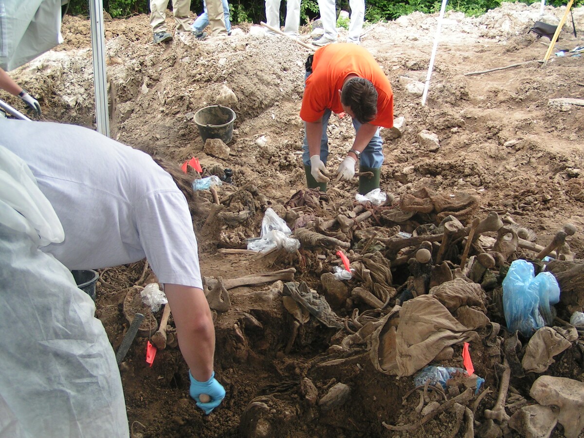 Masový hrob v bosnianskej Foči. Muži boli bosnianskymi Srbmi zabití a ženy unesené a opakovane znásilnené. 