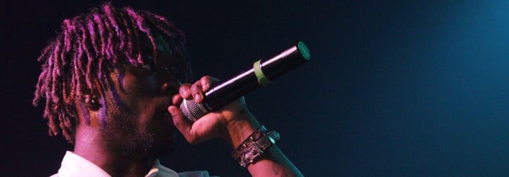 Lil Uzi Vert se během svého koncertu odvázal. Do náručí svých fanoušků skočil z vysokého lešení