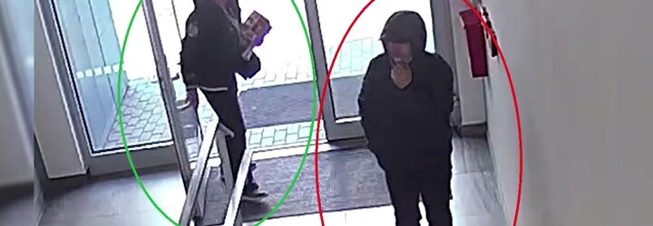 VIDEO: Policie pátrá po žháři z Prahy. Na chodbě rozlil neznámou látku a zapálil dveře bytu