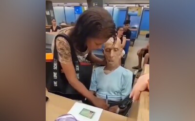 VIDEO: Žena v bance žádala o půjčku na mrtvého, přivezla ho na vozíku a dokument chtěla podepsat jeho rukou