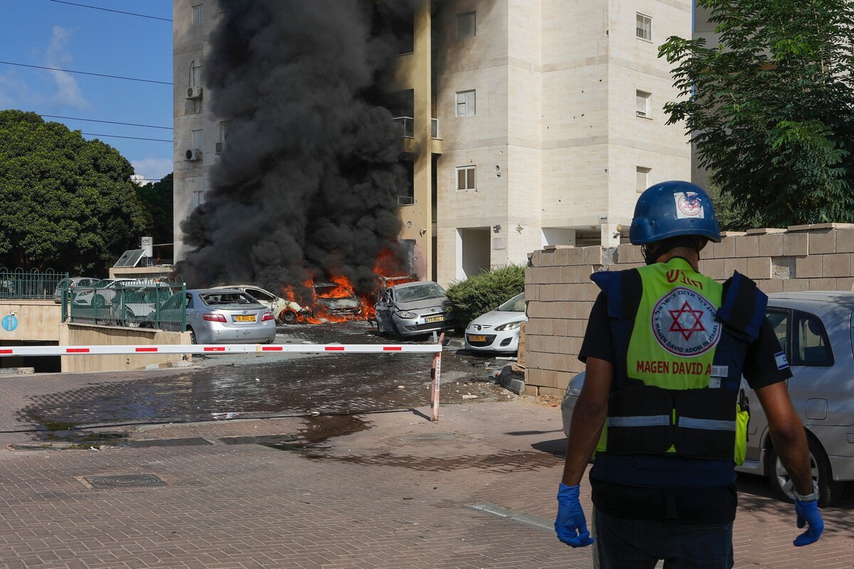 Následky výbuchu rakety v izraelském městě Aškelon.