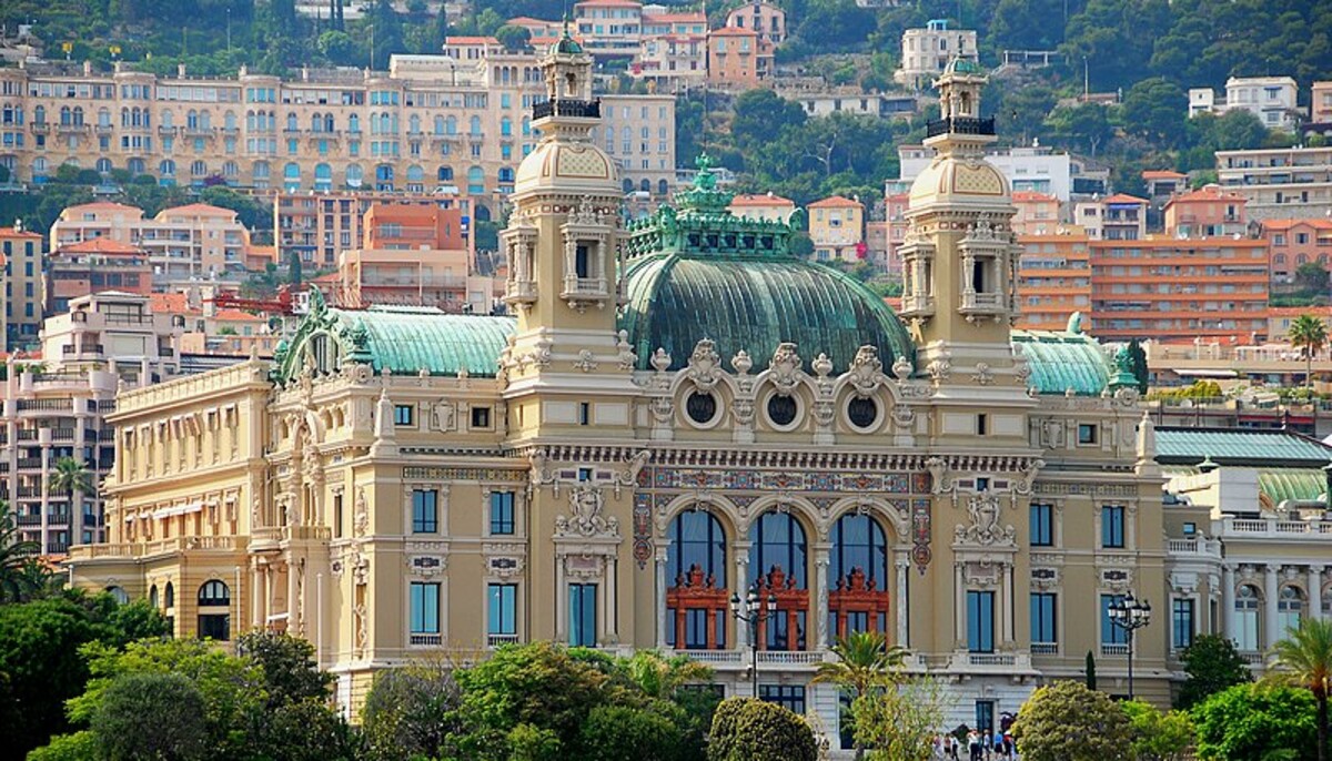 Známe kasíno v Monaku, do ktorého majú obyvatelia vstup zakázaný. 