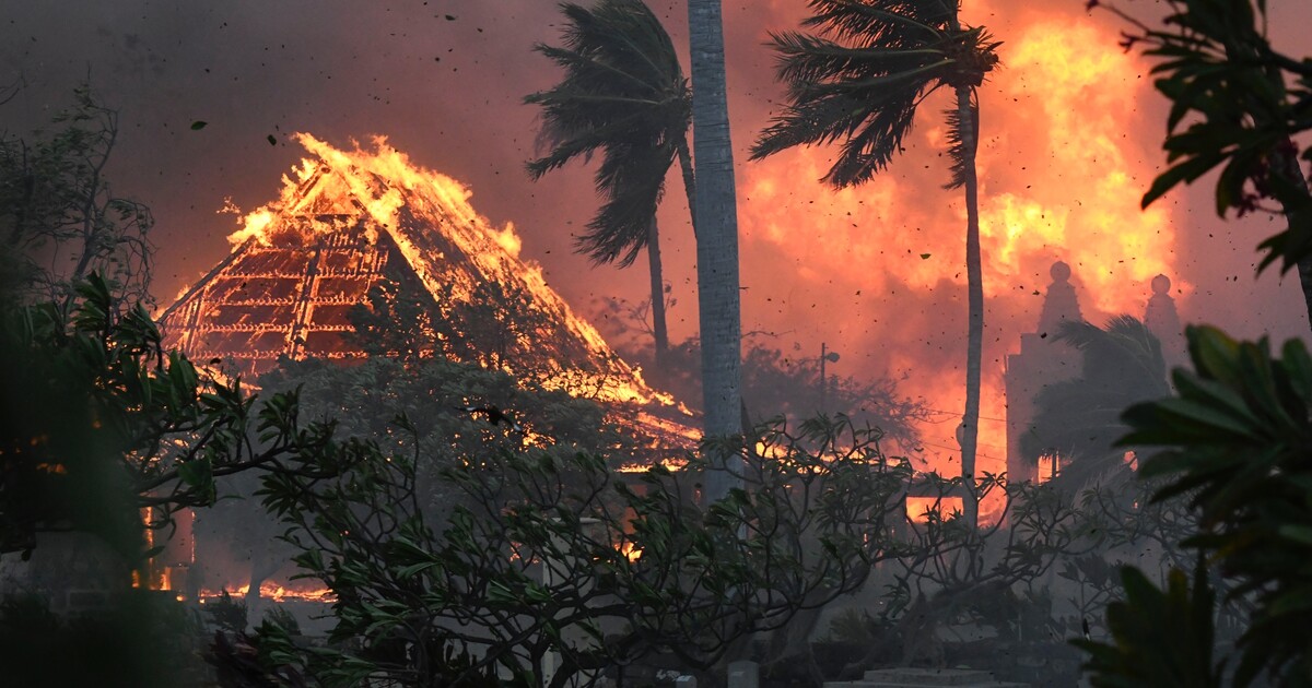 Ohnivé peklo na havajském ostrově Maui. Lidé před živlem utíkali do oceánu