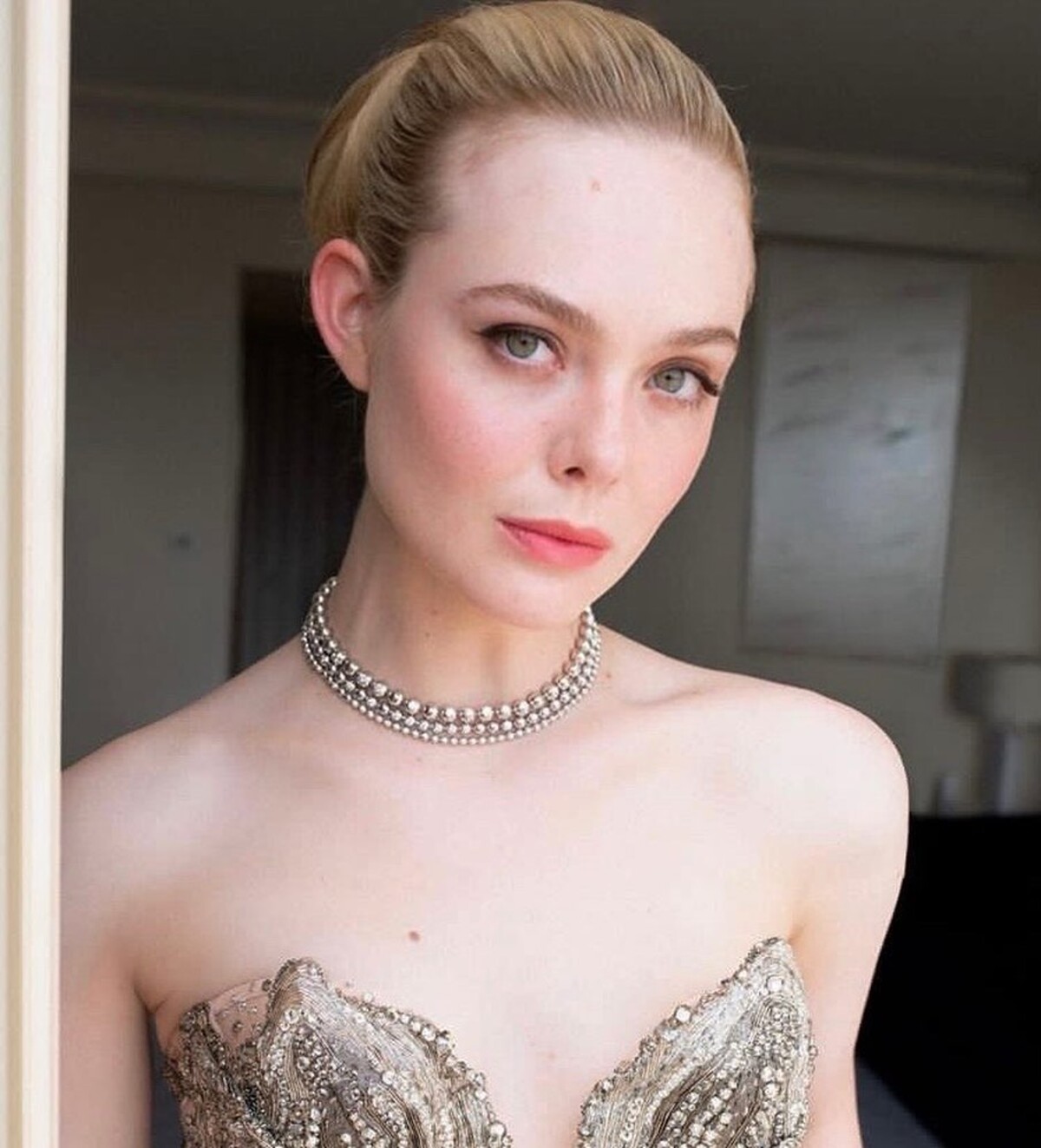 Herečka Elle Fanning prekvapila v Cannes lacným líčením za desiatky eur. Cena produktov však rozhodne neubrala na kvalite jej glamu.