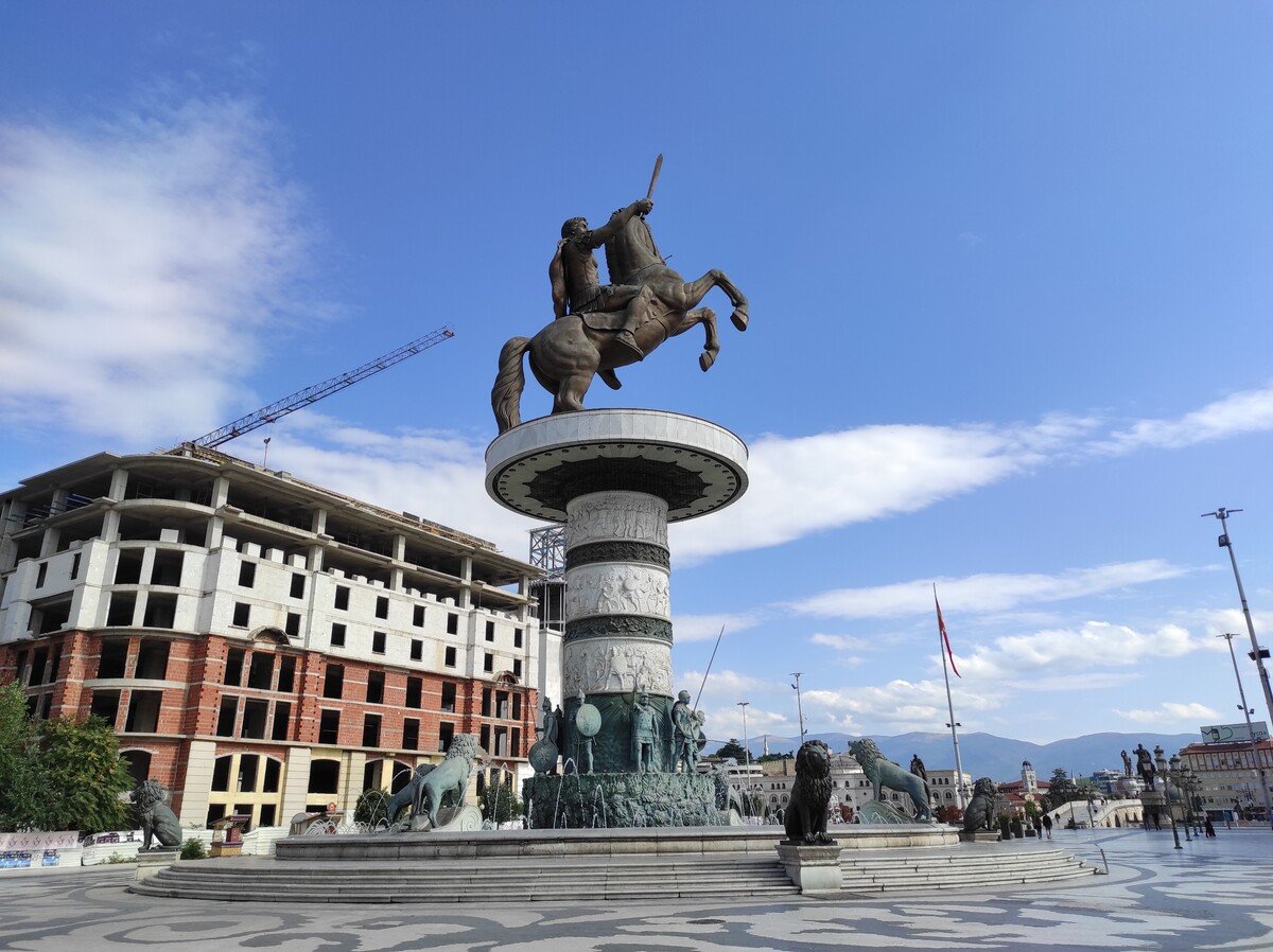Sochy Alexandra Macedónskeho a jeho otca Filipa II. patria medzi pýchy mesta. Gréci však tvrdia, že obyvatelia Severného Macedónska si známu historickú osobnosť jednoducho ukradli.