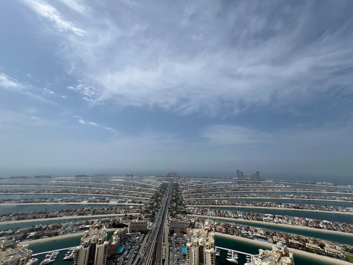 Výhľad na umelý polostrov The Palm Jumeirah z bazénu Aura Skypool.