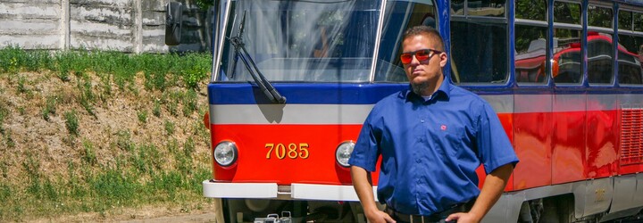 Cestujúci si často myslia, že šoférujem „auto bez volantu“. Byť električkárom nie je len o stláčaní gombíkov, tvrdí vodič Hugo