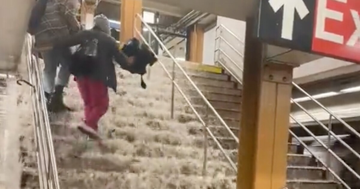 VIDEO: Masivní deště zaplavily New York, ulice vypadají jako řeky. Je vyhlášen stav nouze