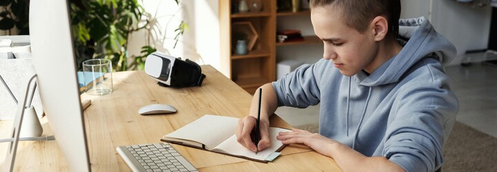 Online vyučování škodí duševnímu zdraví dětí i rodičů, vyplývá z průzkumu