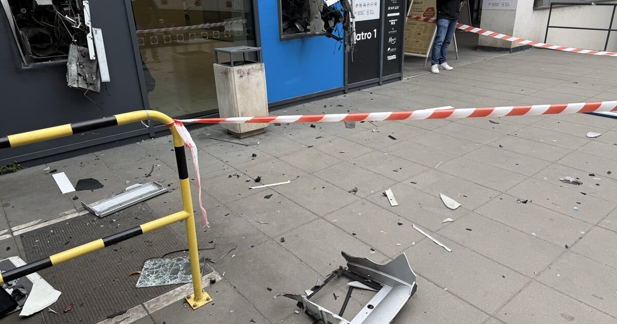 Loupež v Praze: Někdo odpálil dva bankomaty u obchodního centra, zmizela veškerá hotovost