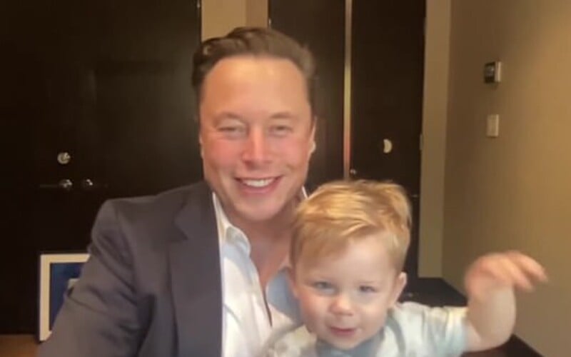 VIDEO: Syn Elona Muska X Æ A-XII během videohovoru vykřikoval pozdravy. Novou raketu Starship označil za auto.
