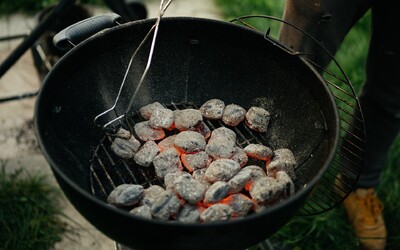 V Keni vyrábí brikety z lidských exkrementů. Jejich pálením vzniká méně emisí, pochvalují si ekologové.