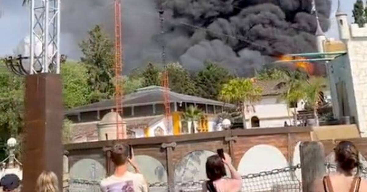 Video: V zábavním parku Europa-Park vypukl obrovský požár. Hasiči evakuovali desítky tisíc lidí