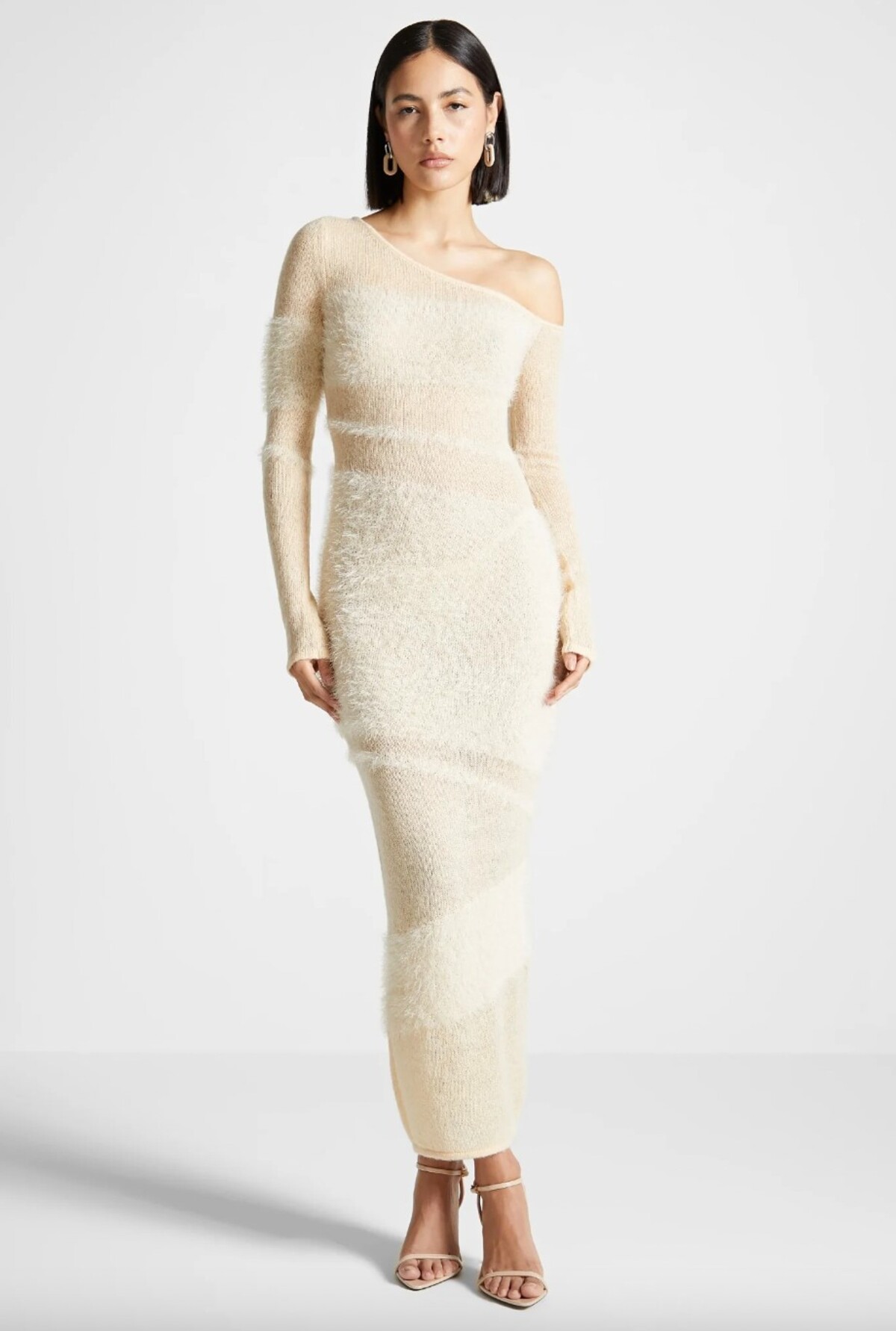 Tieto pletené šaty s jemne priesvitným efektom rozhodne nemá každá druhá. Výnimočný model na fotke nájdeš u anglickej značky Manière De Voir za 104,92 eur.