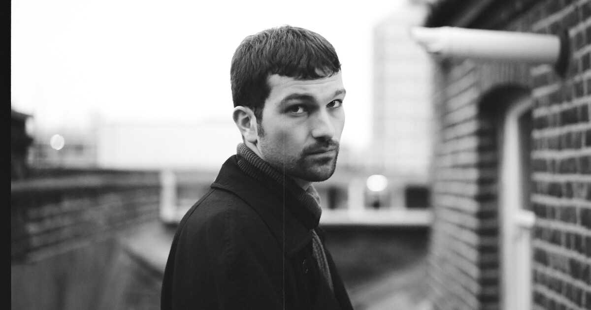 Refreshni si playlist: Harvey Causon hypnotickým zvukem pobláznil Británii, teď přijíždí do Prahy