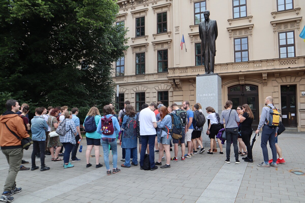 Socha Masaryka a „teplý pochod“ před budovou Lékařské fakulty Masarykovy univerzity na Komenského náměstí v Brně.