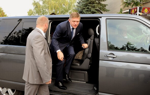 Robert Fico formoval tridsať rokov samostatného Slovenska azda viac ako akýkoľvek iný politik. Kedy sa stal premiérom jednofarebnej vlády a koľko percent získal vtedy vo voľbách Smer-SD?