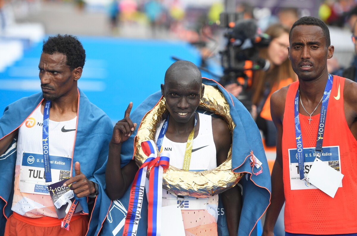 Keňan Philemon Rono (uprostred) zvíťazil na jubilejnom 100. ročníku Medzinárodného maratónu mieru v Košiciach v traťovom rekorde 2:06:55 h. V dramatickom finiši zdolal o jedinú sekundu Kebedeho Tuluho z Etiópie (vľavo). Na treťom mieste dobehol do cieľa Berhe Berhane Tesfay (vpravo).