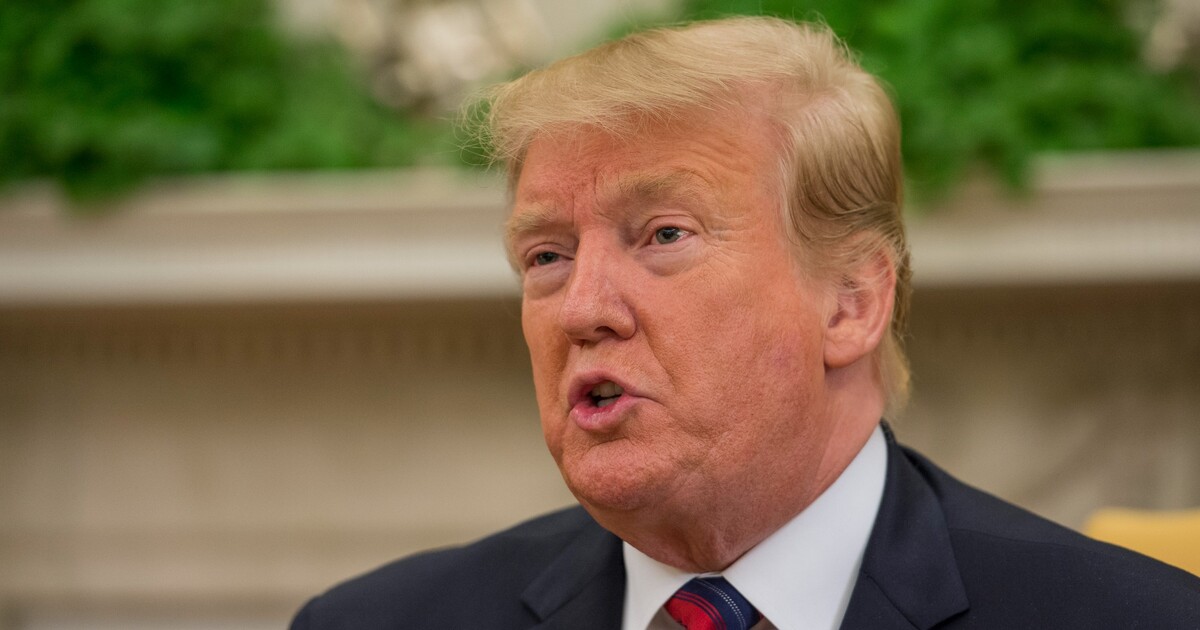 Trump tvrdí, že ho v úterý zatknou. Měl vyplácet úplatky za mlčení ženám, se kterými měl údajně mít sex