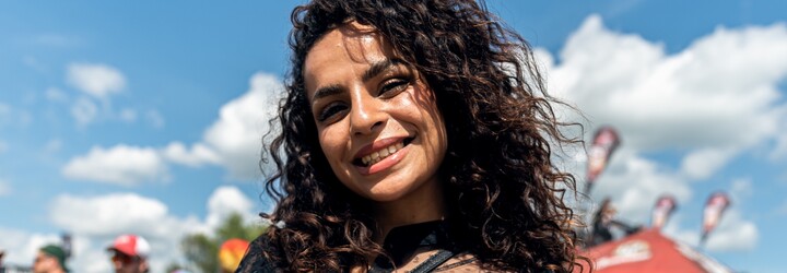 Móda z festivalu: Takto se mladí Češi oblékli na festival Rock for People. Někteří upřednostňují módu před pohodlím, jiní naopak