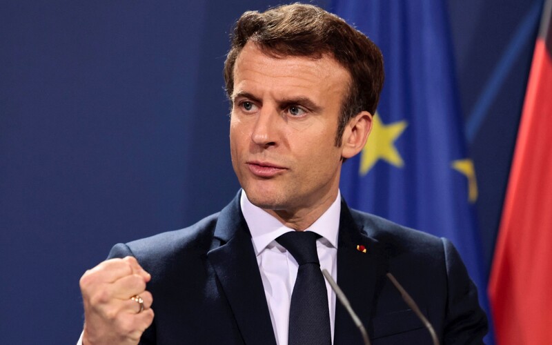 Emmanuel Macron porazil vo francúzskych prezidentských voľbách Marine Le Penovú. Podľa projekcií získal 58 % hlasov.
