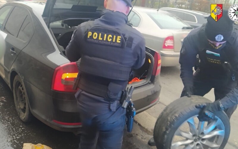 Muž v Praze řídil přes zákaz řízení. Aby policii zmátl, nahlásil jiné jméno, které však mělo zákazy čtyři.