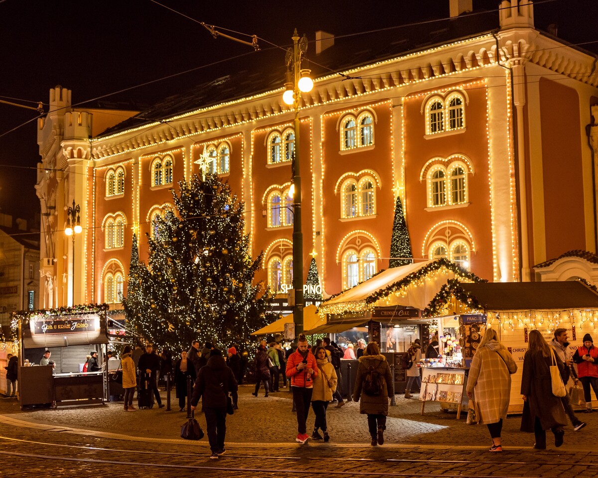 Vánoční trhy jsou v Praze také na náměstí Republiky před Palladiem.
