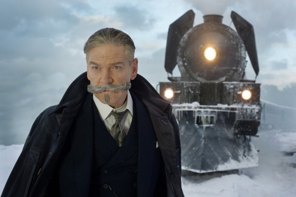 Kenneth Branagh ako Hercule Poirot.