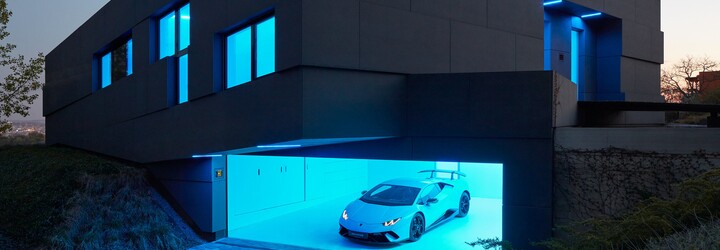 Futuristický design, podsvícení a Lamborghini v garáži. Český pár si po návratu z Kanady dopřál bydlení snů