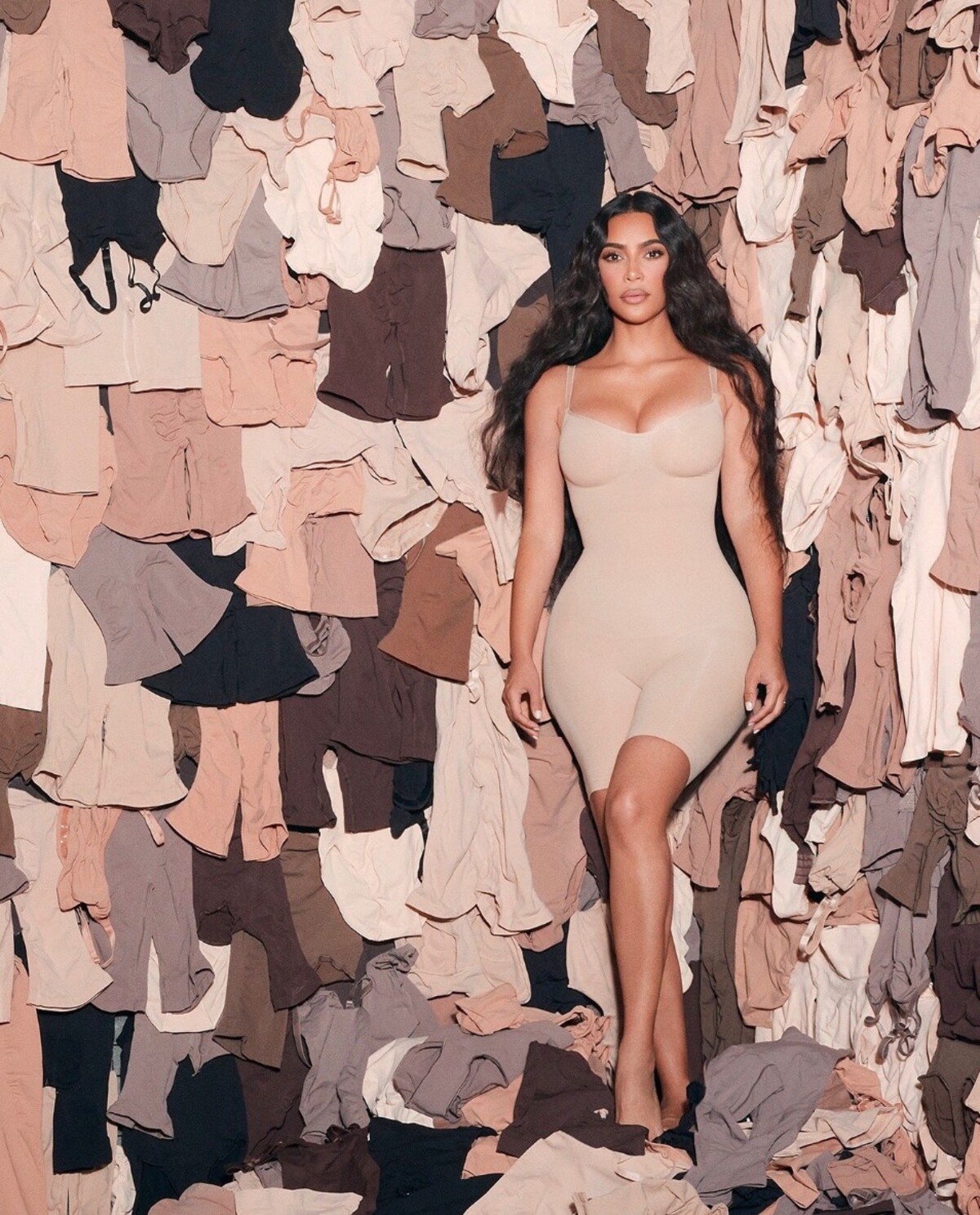 Kim Kardashian v kampani Anniversary Campaign 2020 k prvému výročiu značky SKIMS.