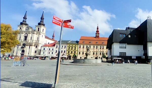 Jedná se o třetí největší náměstí v Česku. V období komunismu bylo „vylepšeno“ stavbou obchodního domu Prior. Nedaleko se nachází vstup do místních katakomb, ve kterých se údajně dějí paranormální jevy. Víš, o kterém městě je řeč?