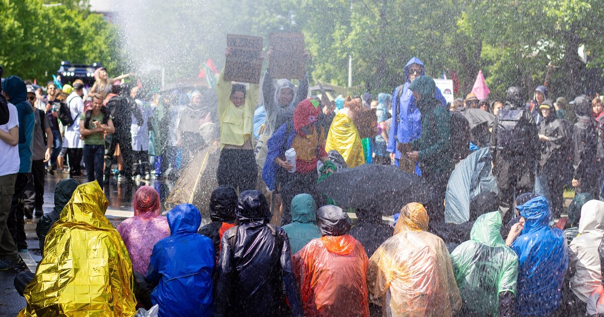Nizozemští policisté zatkli více než 1500 ekoaktivistů, byla mezi nimi i herečka z Hry o trůny