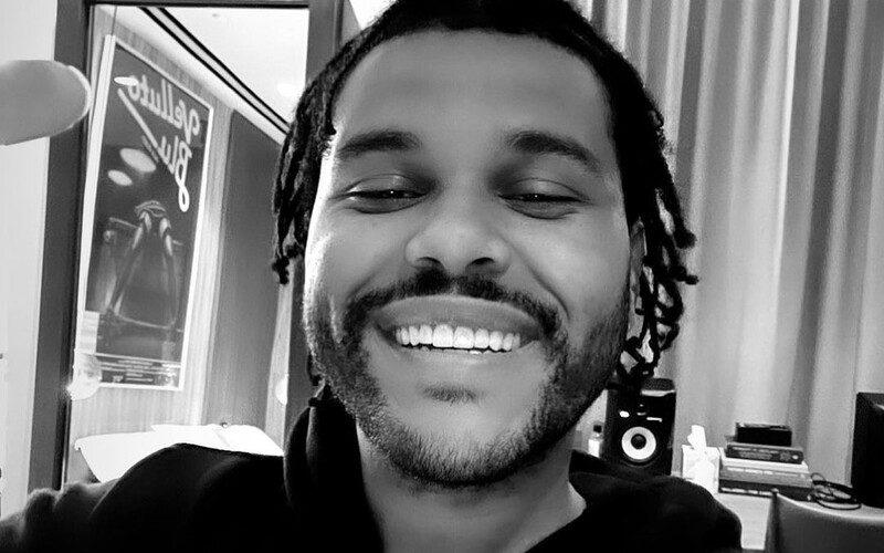 The Weeknd zaplavil Twitter príspevkami o albume. Tesne pred vydaním mu venuje veľa lásky, potom príde šialenstvo.