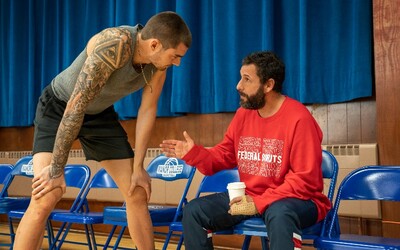 Adam Sandler trénuje v basketbalovej dráme talentovaného Španiela. NBA ho však odmieta prijať