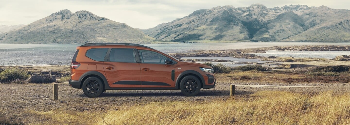 Dacia hlási, že úplne nový Jogger bude najlacnejšie 7-miestne hybridné auto na trhu