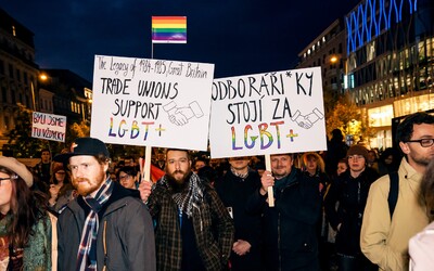 Takto se česká sněmovna staví k ochraně LGBTQ lidí a rovných práv tři měsíce po bratislavské vraždě
