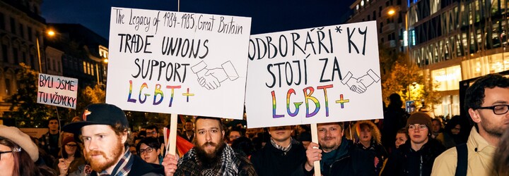 Takto se česká sněmovna staví k ochraně LGBTQ lidí a rovných práv tři měsíce po bratislavské vraždě