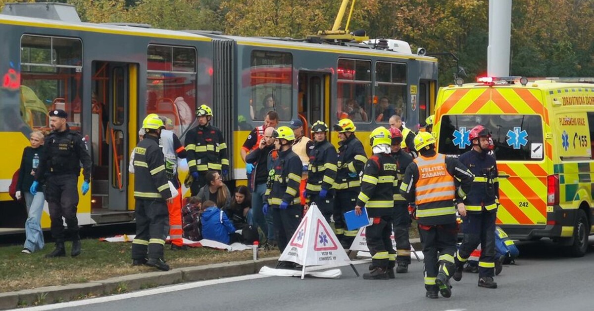Vážná nehoda v Plzni: Srazily se dvě tramvaje, zdravotníci ošetřují 20 zraněných