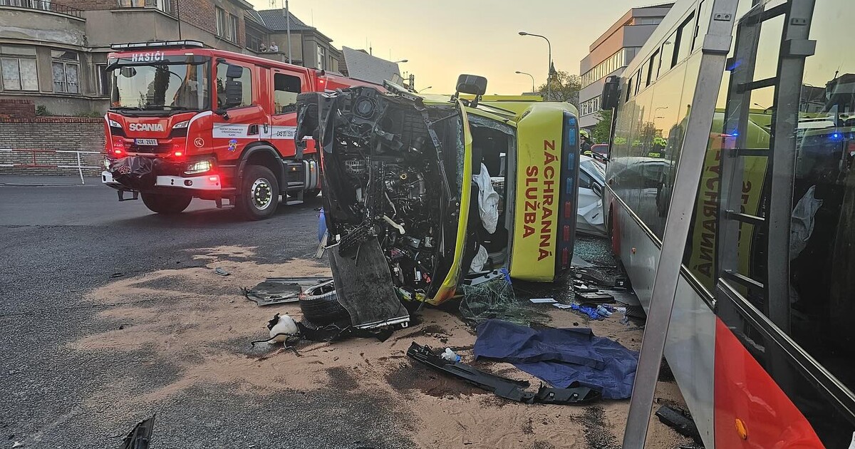Záchranáři Jarda a Míša měli vážnou nehodu, když jeli za pacientem. Kolegové pro ně založili sbírku
