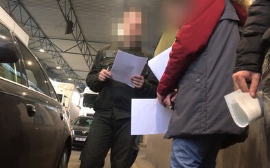 Dajte mi 20 € na kávičku. Slovenský colník si pýtal úplatok na hranici s Ukrajinou, natočili ho skrytou kamerou Dajte mi 20 € na kávičku. Slovenský colník si pýtal úplatok na hranici s Ukrajinou, natočili ho skrytou kamerou