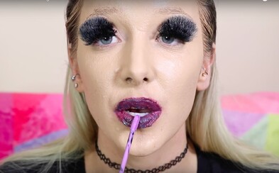 Ďalší bizarný trend na internete? 100 vrstiev rúžu, maskary či dokonca samoopaľovacieho krému Ďalší bizarný trend na internete? 100 vrstiev rúžu, maskary či dokonca samoopaľovacieho krému