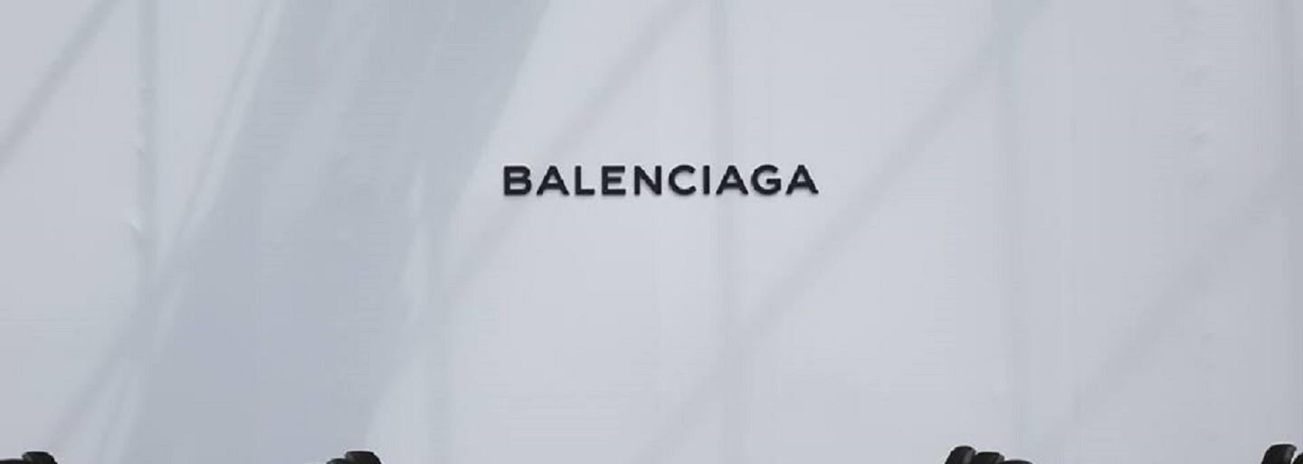 Ďalšia predražená zbytočnosť? Balenciaga predáva náramok, ktorý vyzerá ako obrovská gumička do vlasov