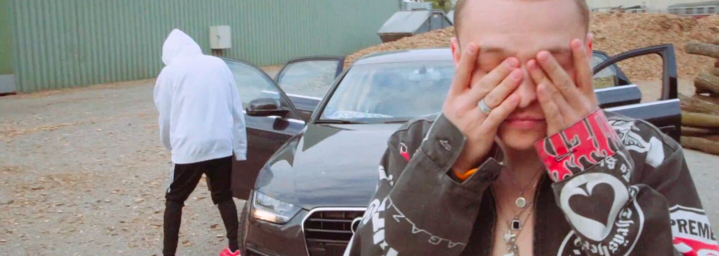 Dalyb pálí blunt za bluntem a smetí chodí vyhazovat v papučích Fendi. Známý producent rapuje společně s Tekashim a Famous Dexem