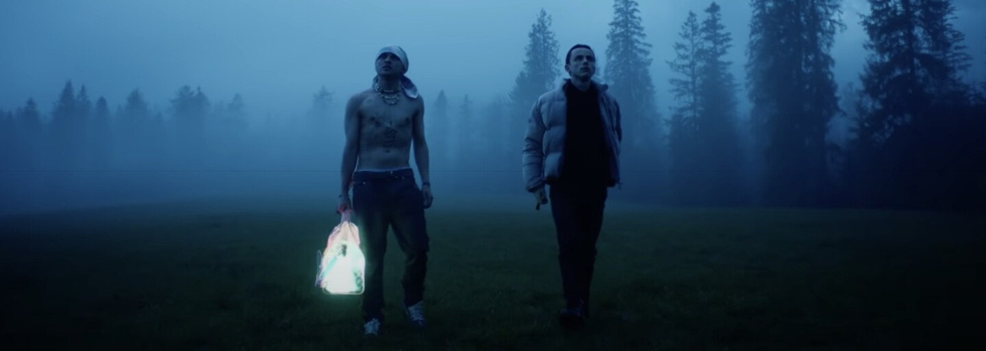 Dalyb zverejňuje klip ku skladbe 4eva, hosťuje v ňom záhadná Bejby Blue. Kto to je a kde sa vzala?