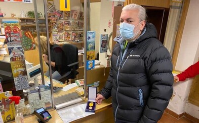 Daniel Hůlka vrátil Zemanovi státní vyznamenání. Hrad neměl zájem o osobní převzetí, zpěvák proto medaili poslal poštou Daniel Hůlka vrátil Zemanovi státní vyznamenání. Hrad neměl zájem o osobní převzetí, zpěvák proto medaili poslal poštou