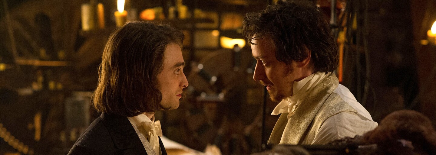 Daniel Radcliffe a James McAvoy sa predstavujú v prvom traileri k filmu Victor Frankenstein