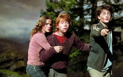 Daniel Radcliffe, Emma Watson a Rupert Grint natočia špeciál Harryho Pottera. 20. výročie oslávia v štýle stretnutia Priateľov